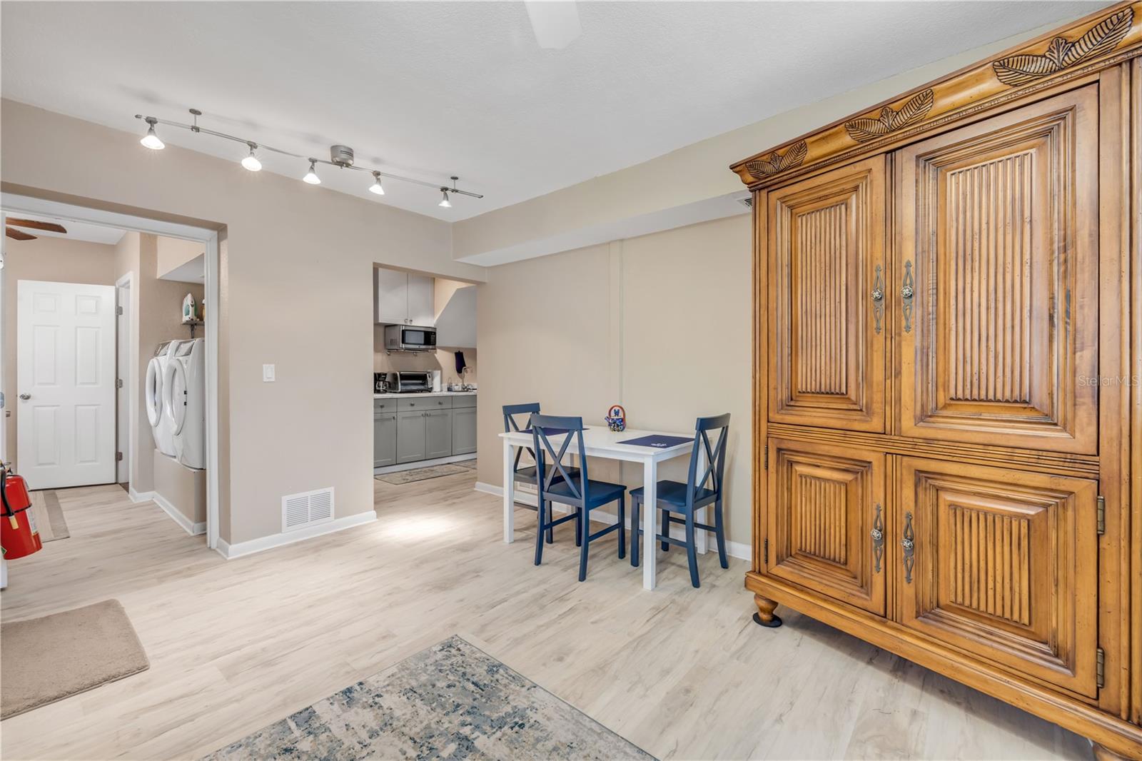 Image 6 of 79 For 106 Live Oak Street