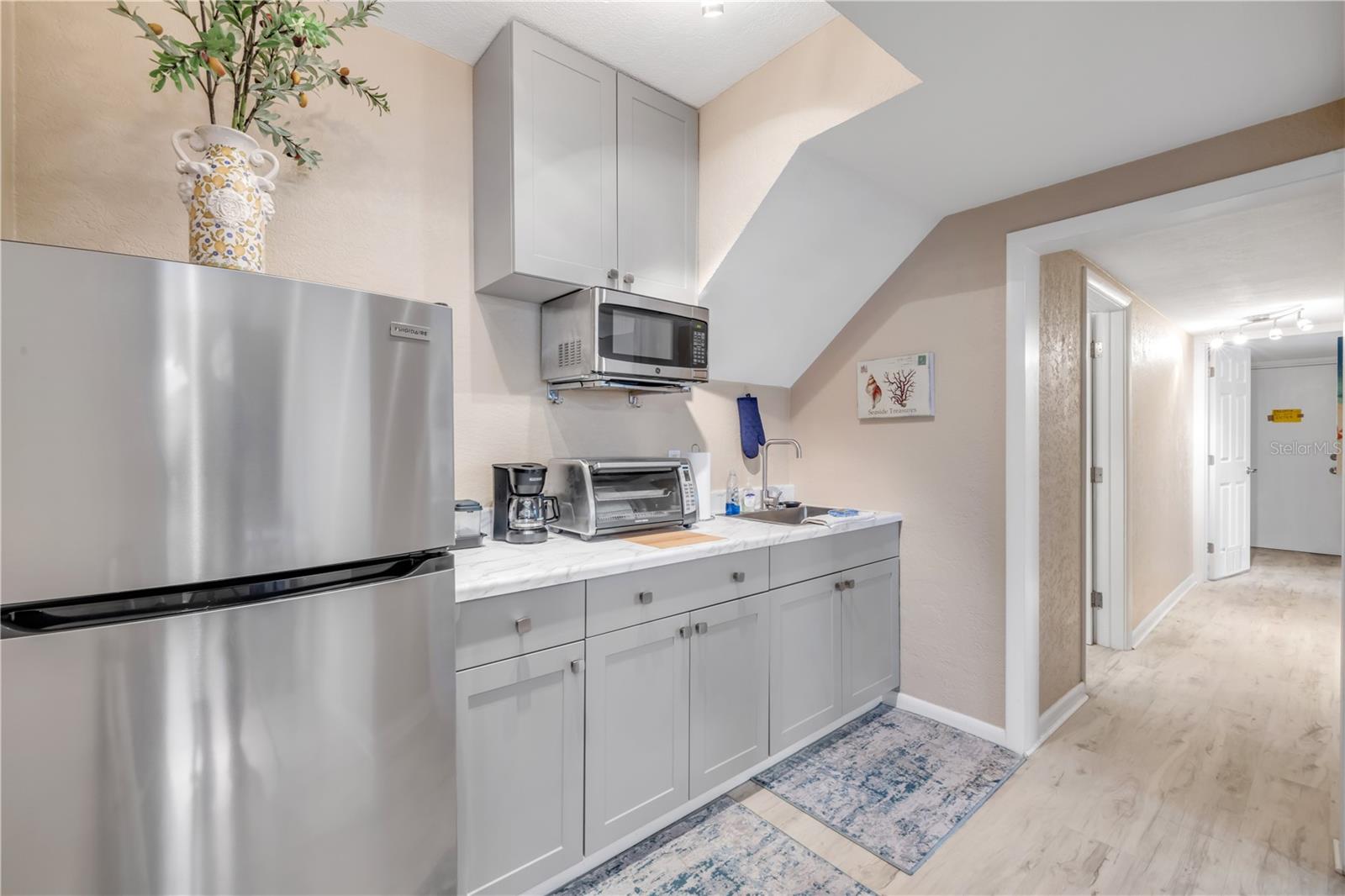 Image 7 of 79 For 106 Live Oak Street