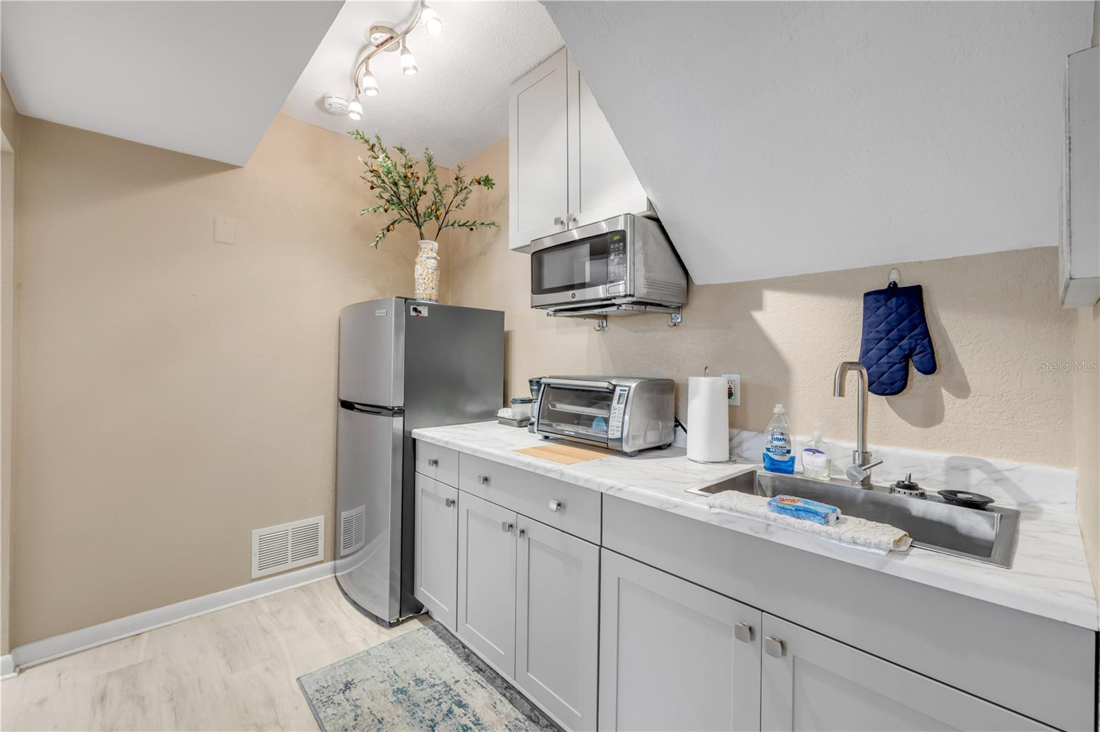 Image 9 of 79 For 106 Live Oak Street