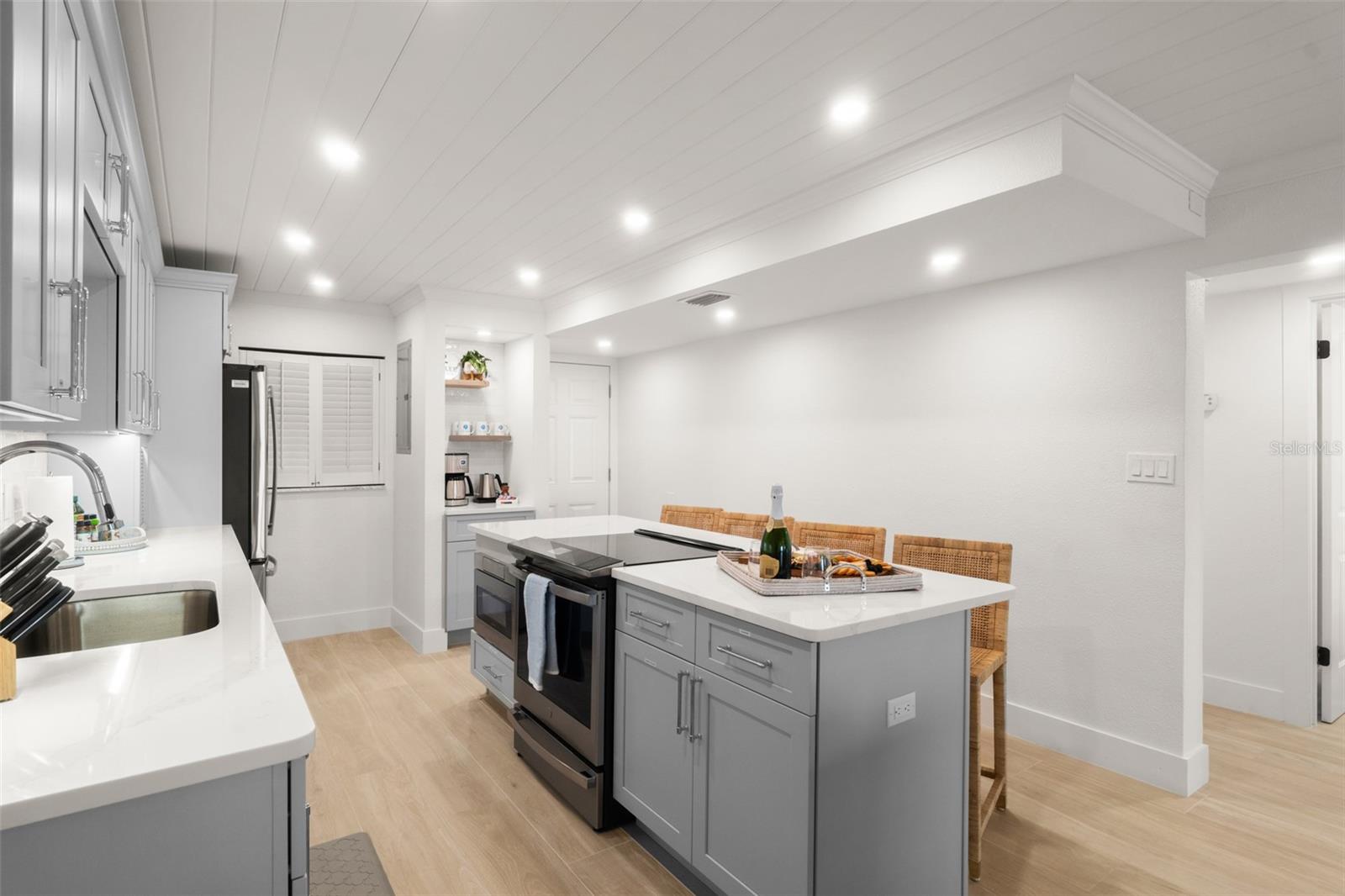 Image 7 of 48 For 4201 Atlantic Avenue 510