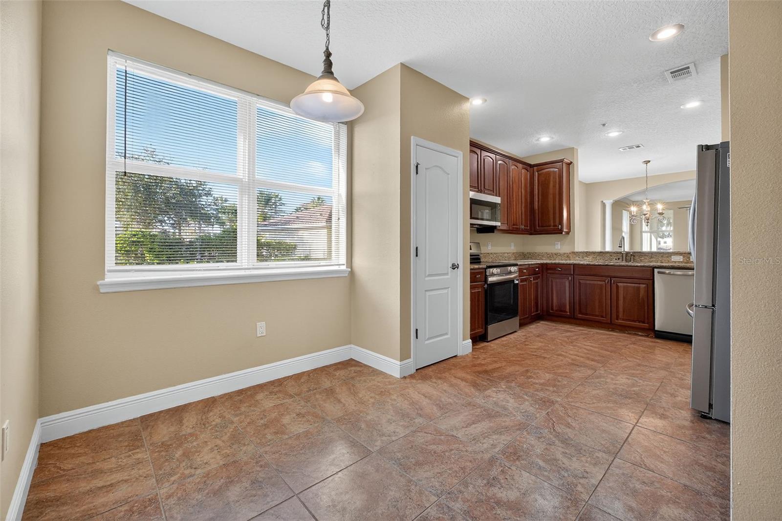 Image 6 of 54 For 115 Riverview Bend S 2112