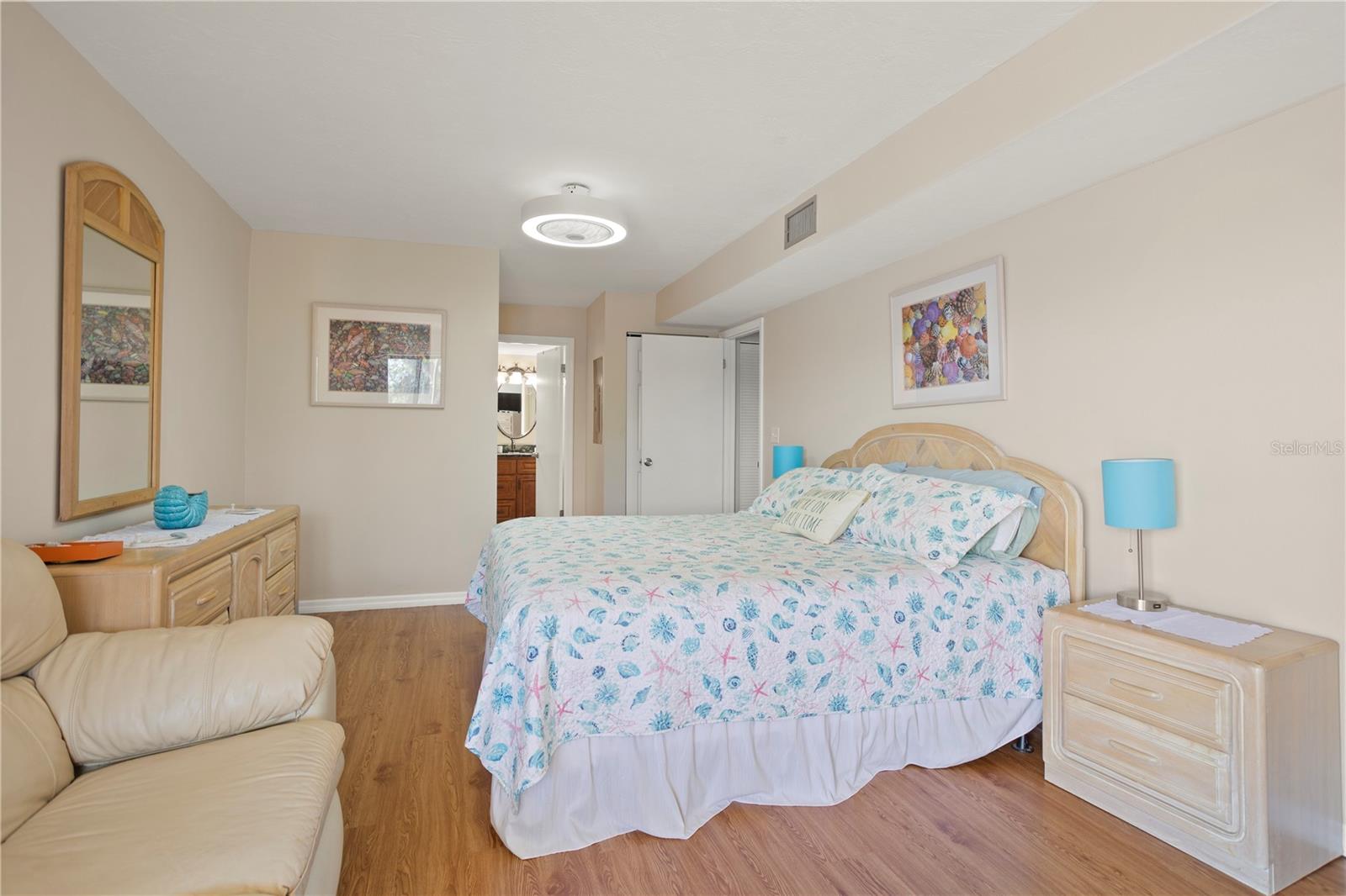 Image 23 of 47 For 944 Peninsula Drive 1100