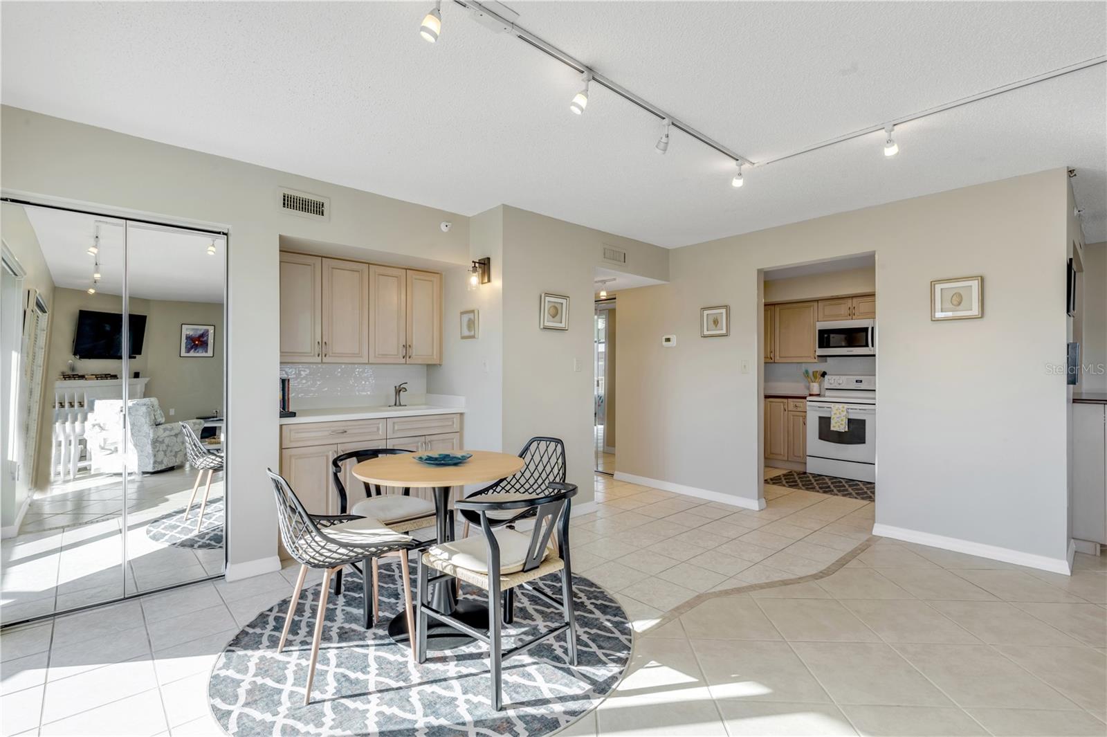 Image 7 of 70 For 5207 Atlantic Avenue 426