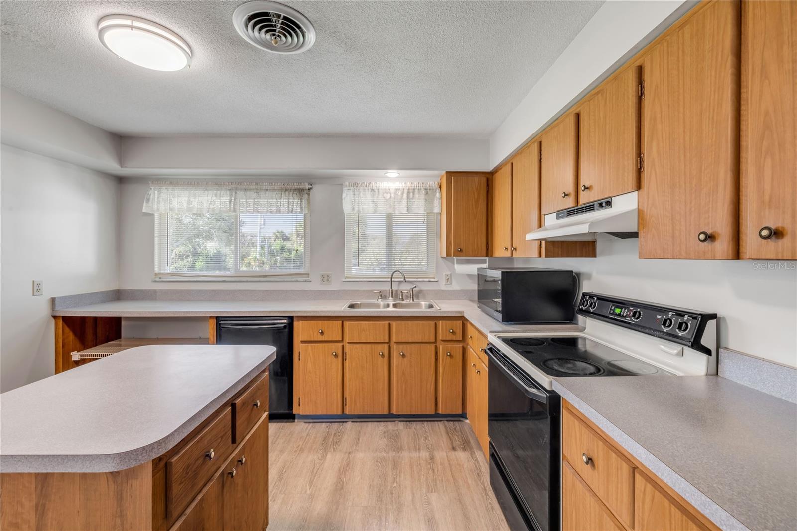 Image 6 of 30 For 4515 Saxon Drive