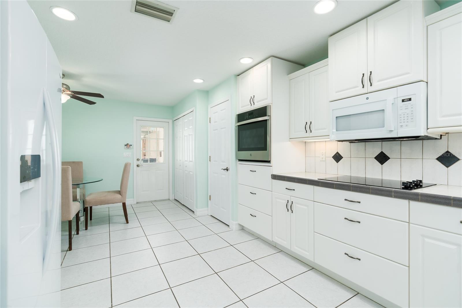 Image 14 of 56 For 1985 Rutgers Place 1985