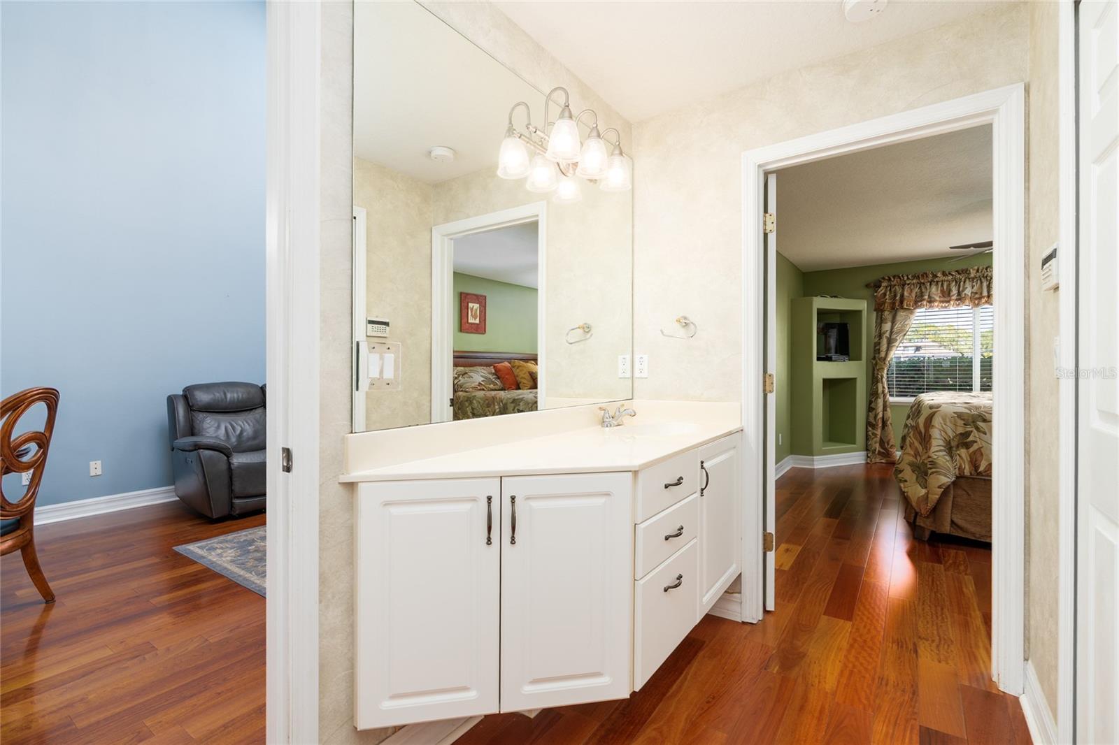 Image 19 of 56 For 1985 Rutgers Place 1985