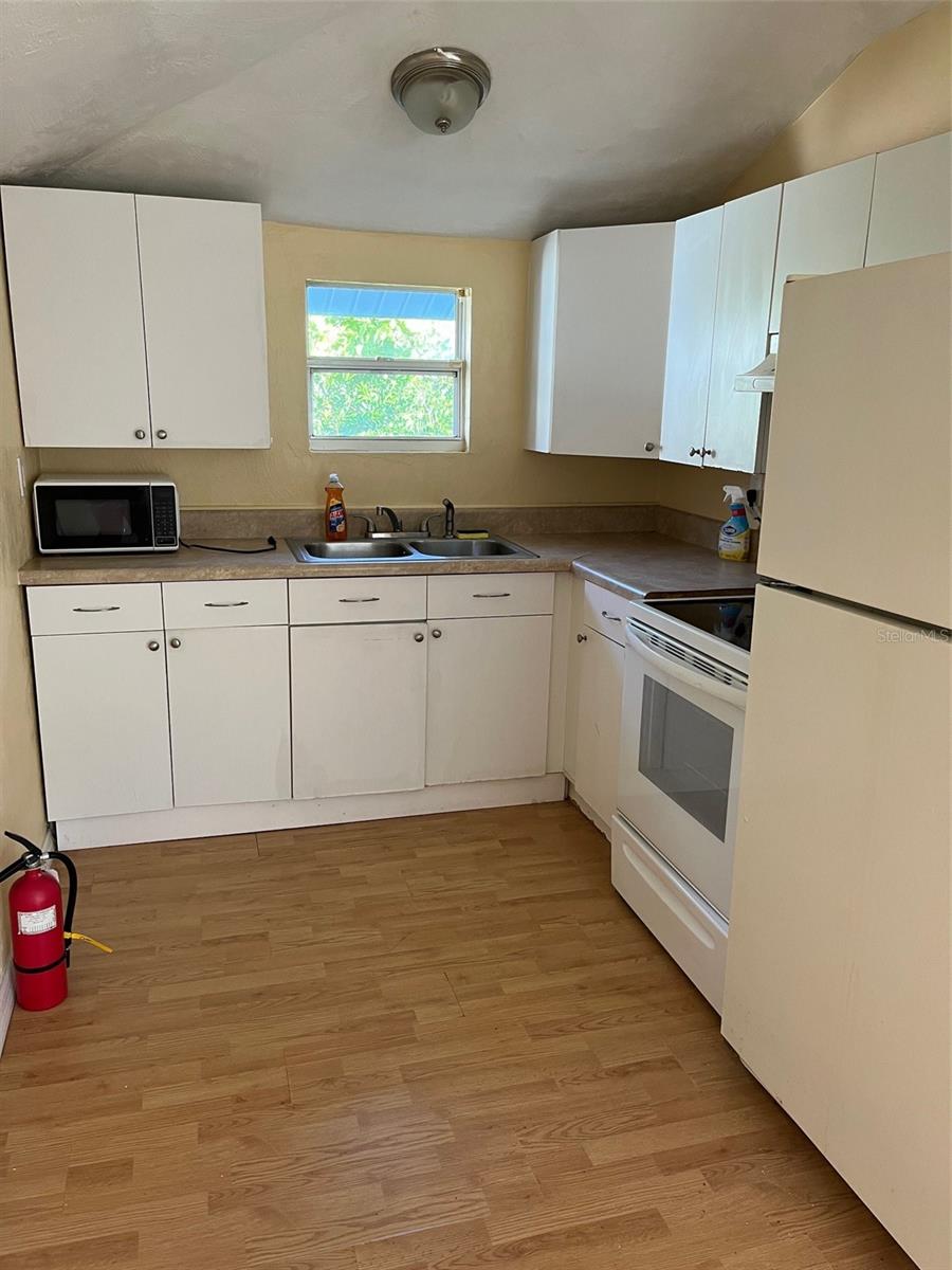 Image 3 of 8 For 609-611 Ora Street 6