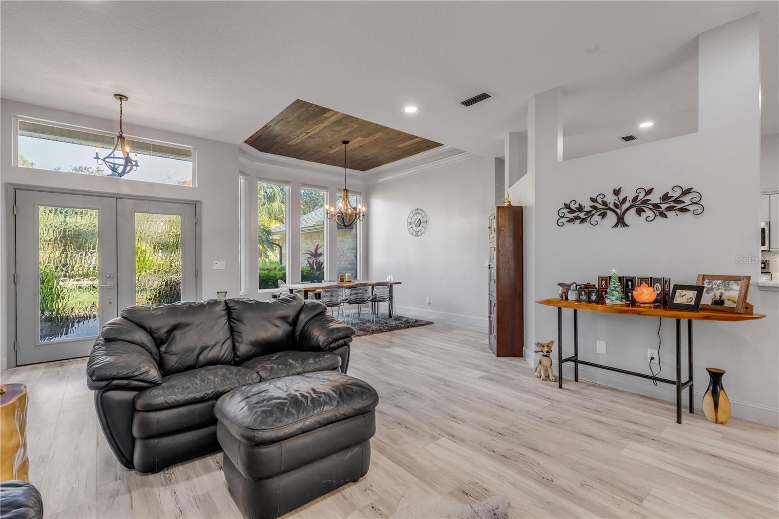 Image 14 of 80 For 52 Cambridge Trace