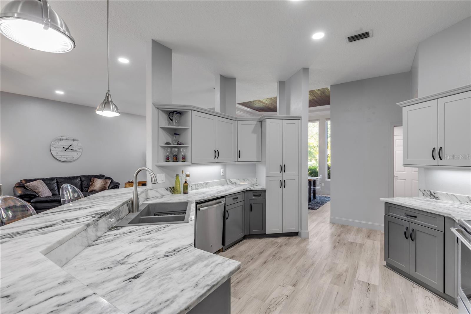 Image 20 of 80 For 52 Cambridge Trace