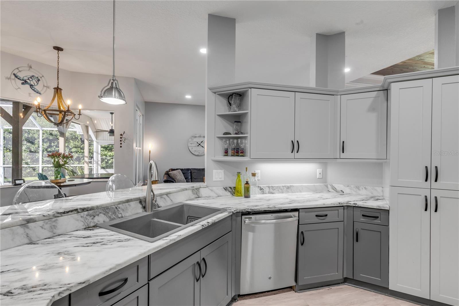 Image 22 of 80 For 52 Cambridge Trace