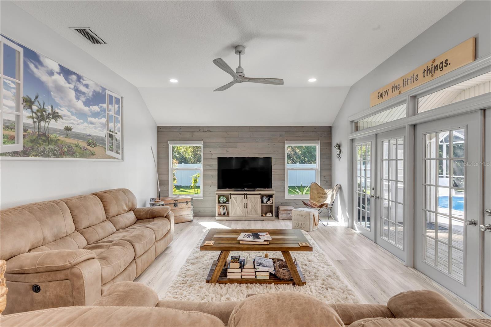 Image 33 of 80 For 52 Cambridge Trace