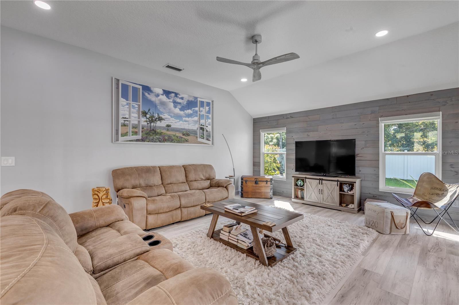 Image 34 of 80 For 52 Cambridge Trace