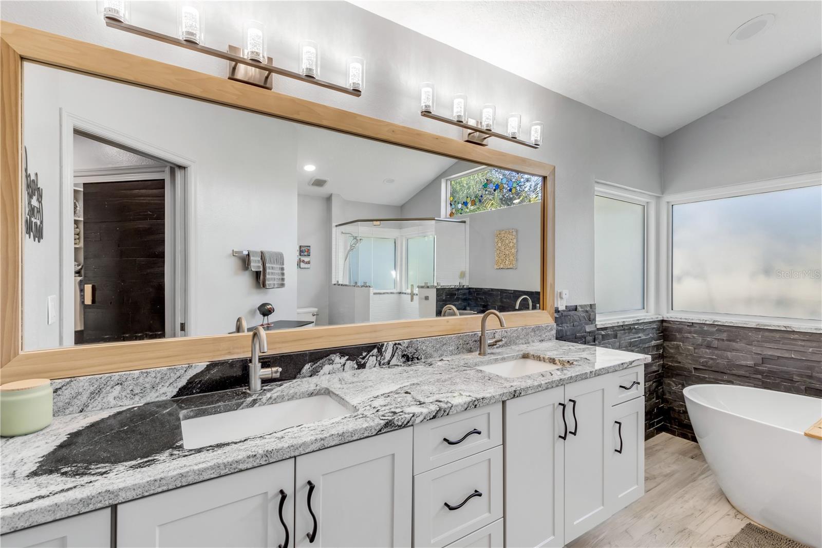 Image 40 of 80 For 52 Cambridge Trace