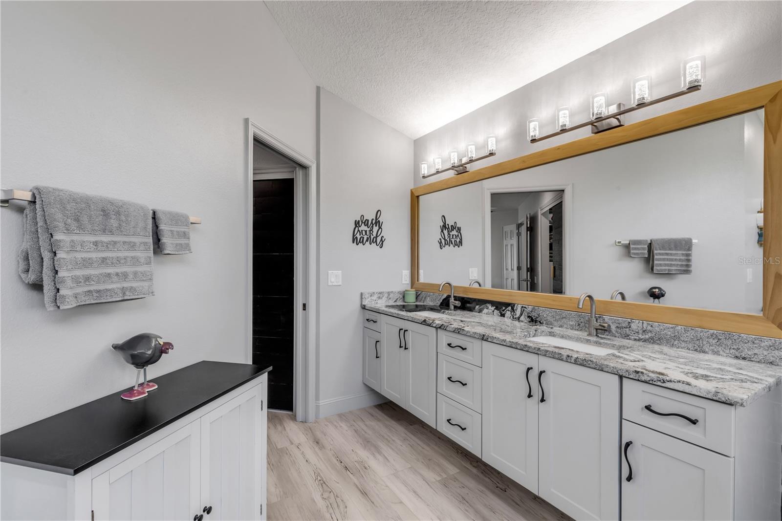 Image 41 of 80 For 52 Cambridge Trace