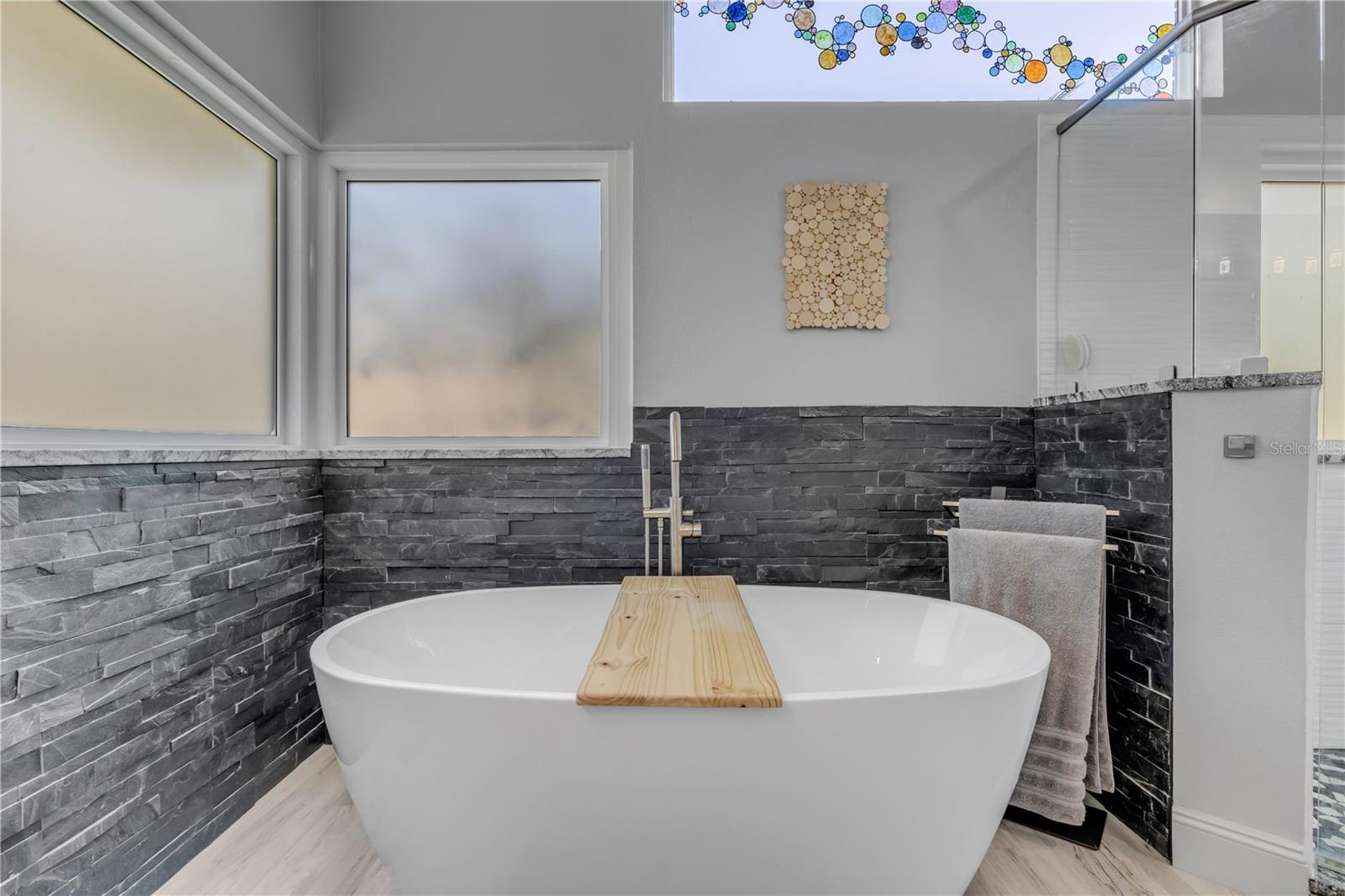 Image 43 of 80 For 52 Cambridge Trace