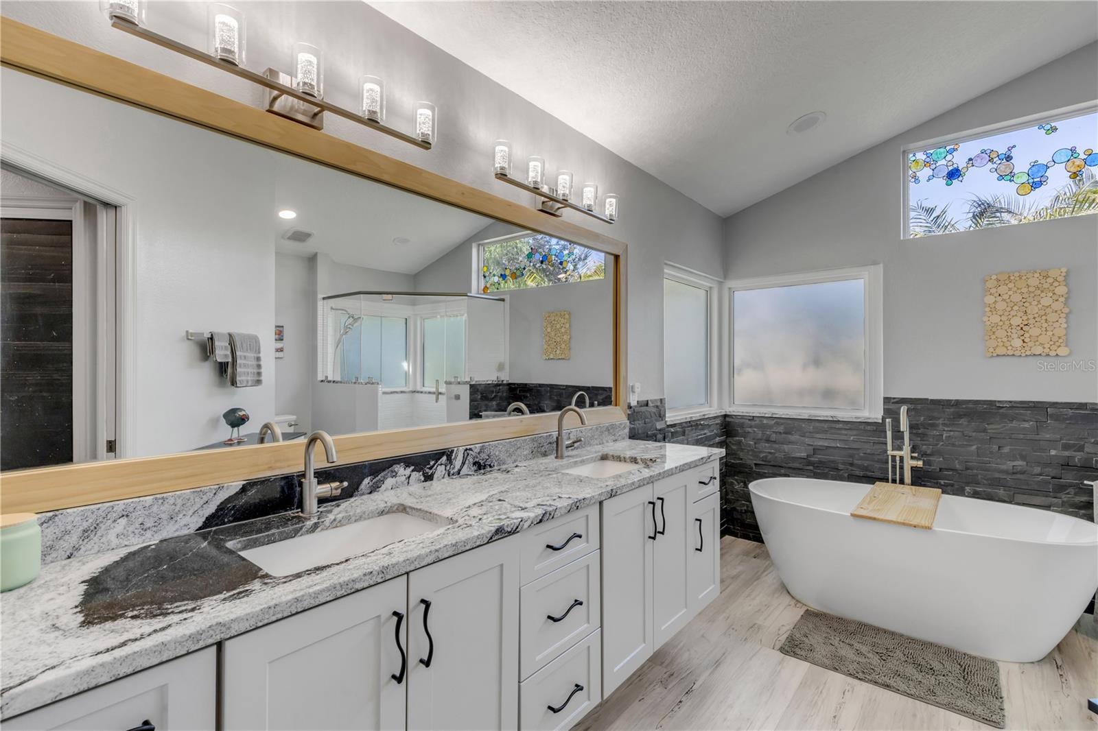 Image 6 of 80 For 52 Cambridge Trace