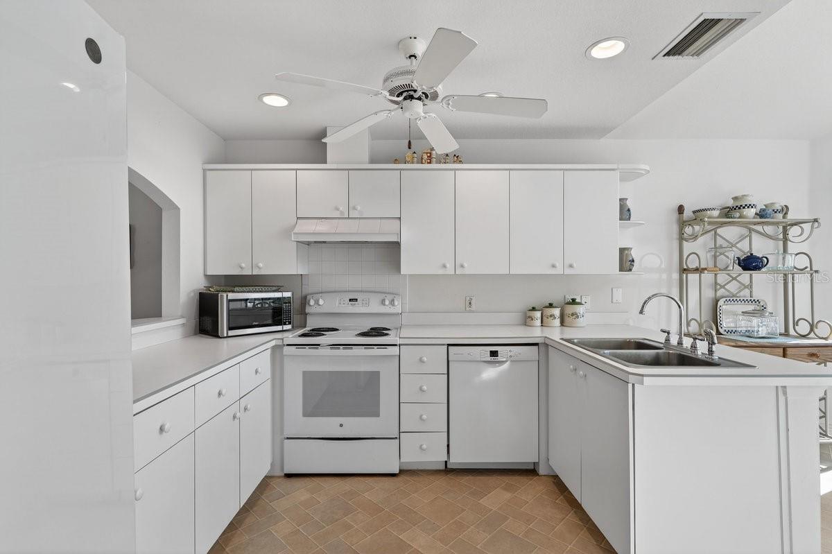 Image 21 of 47 For 670 Wellesley Court