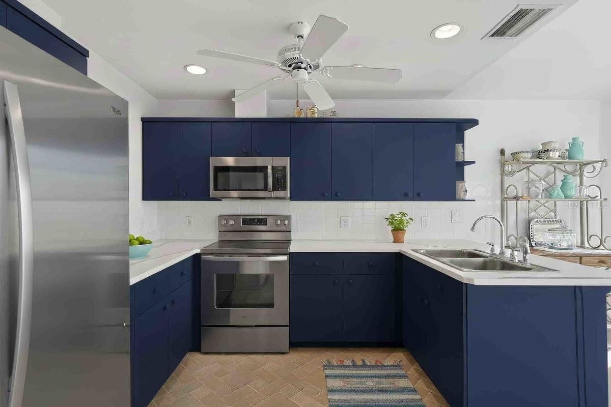 Image 22 of 47 For 670 Wellesley Court