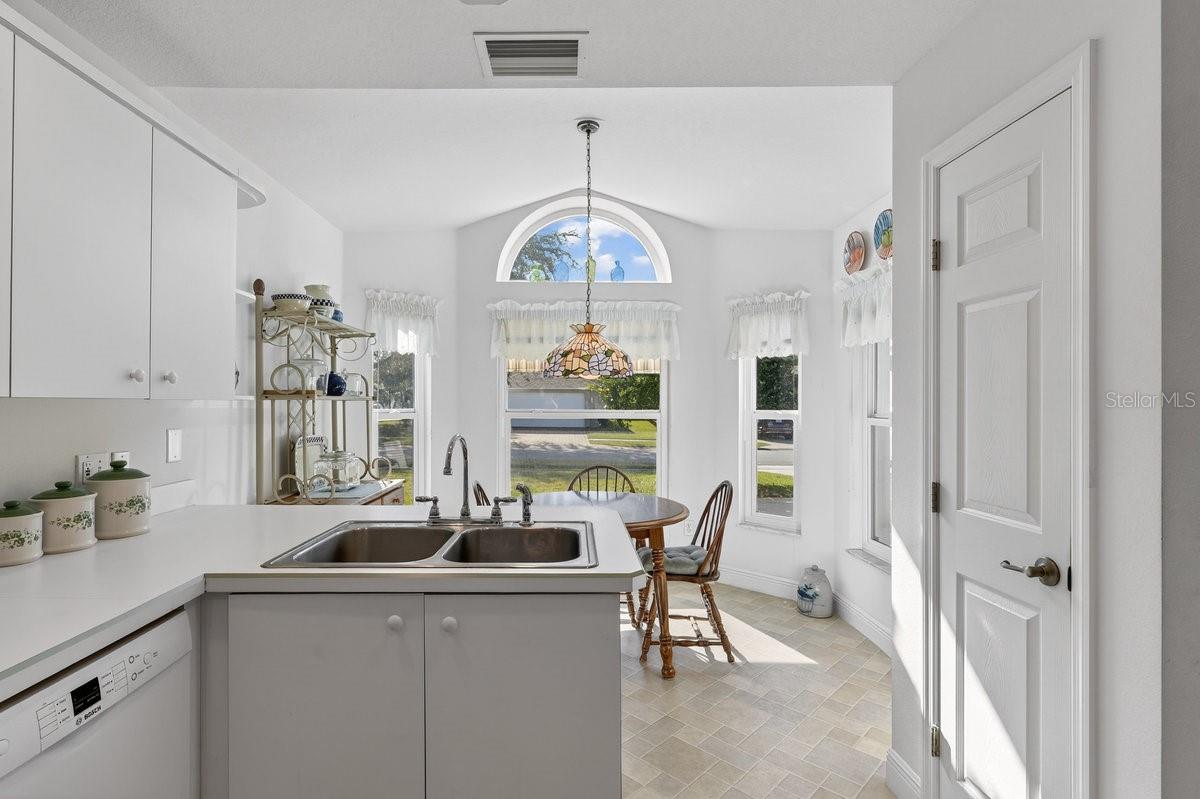 Image 23 of 47 For 670 Wellesley Court