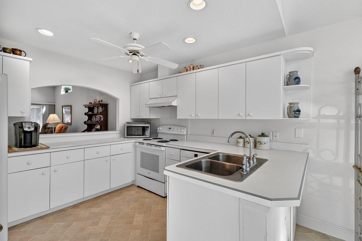 Image 24 of 47 For 670 Wellesley Court