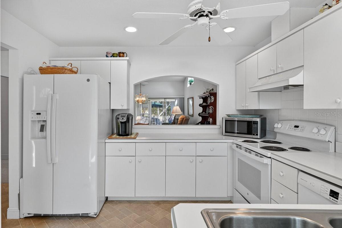 Image 25 of 47 For 670 Wellesley Court