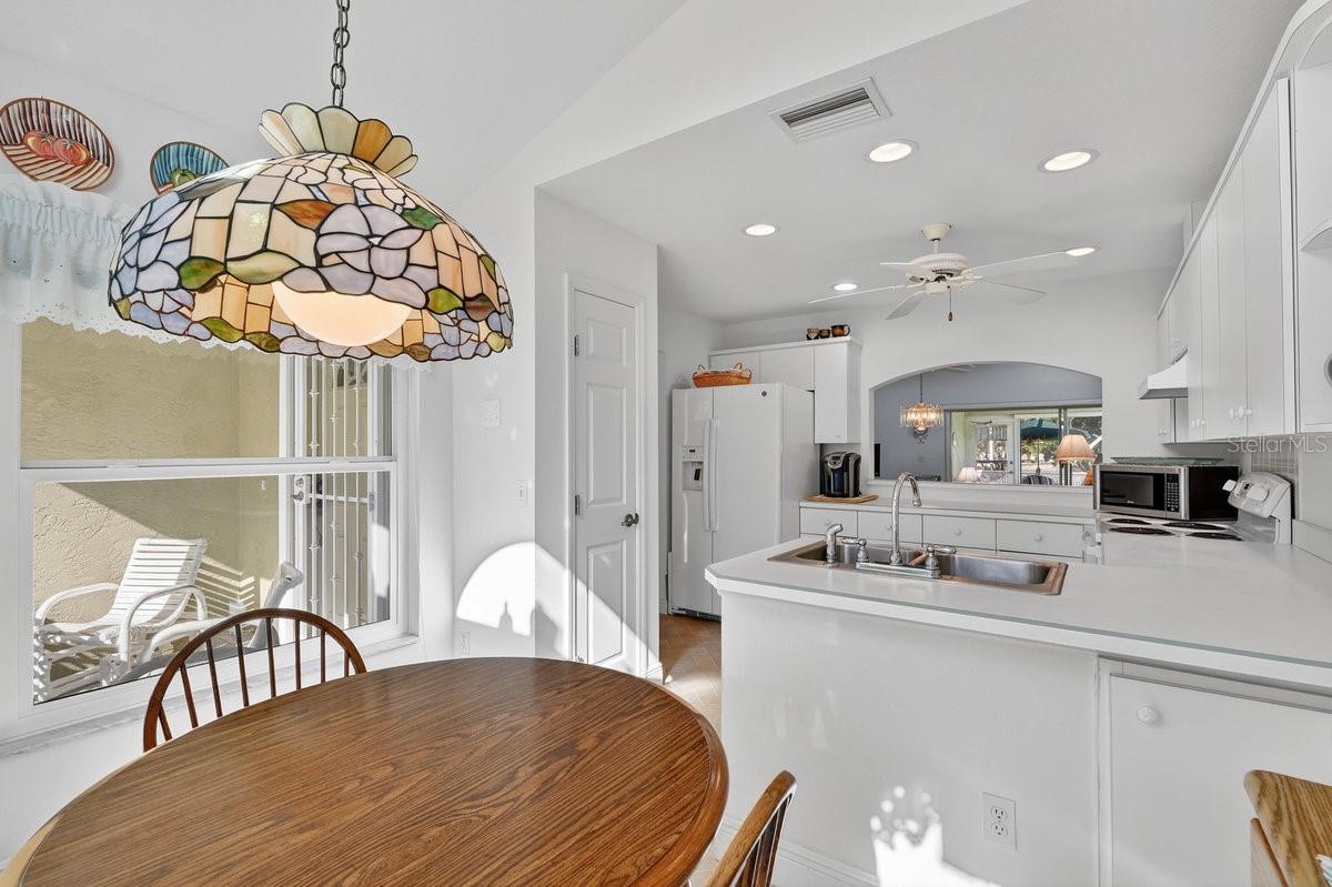 Image 27 of 47 For 670 Wellesley Court