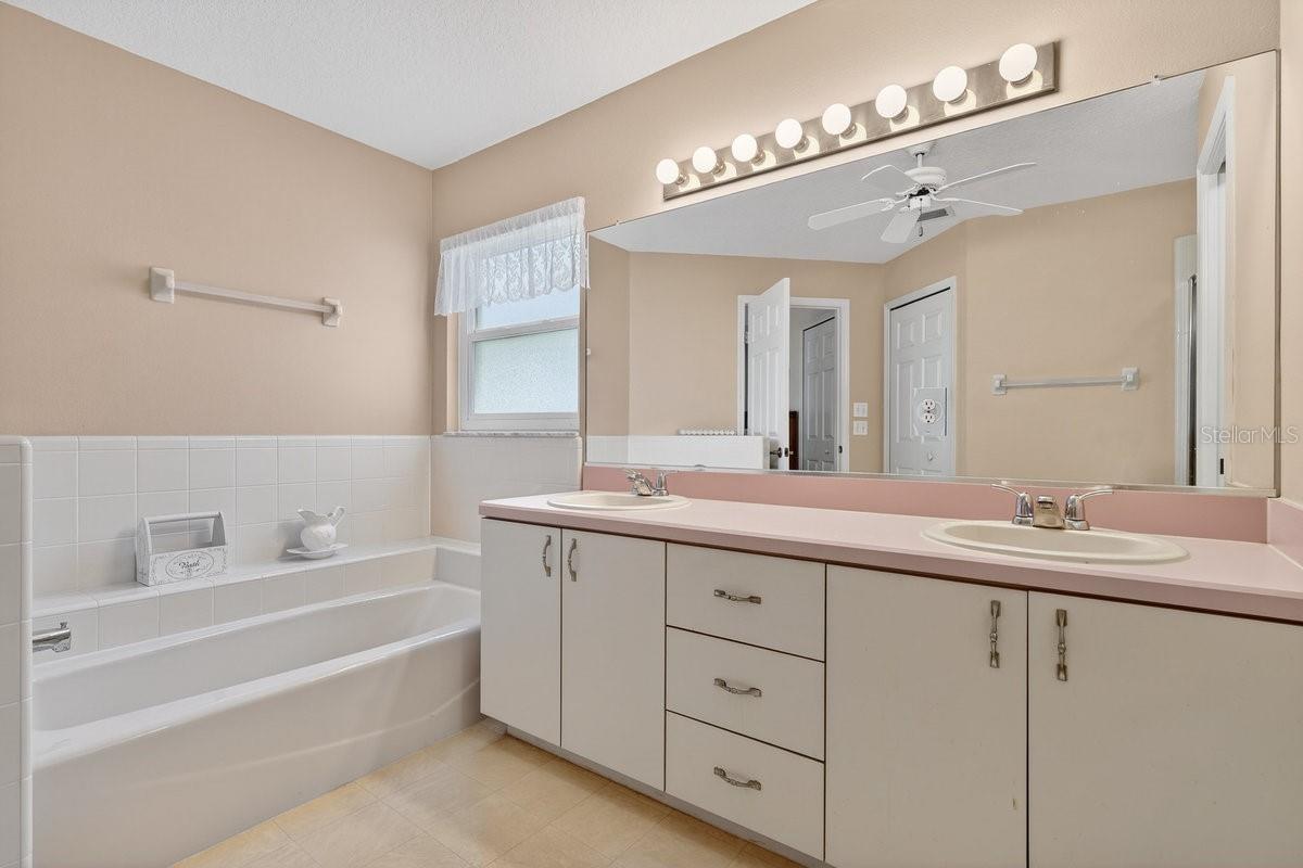 Image 44 of 47 For 670 Wellesley Court