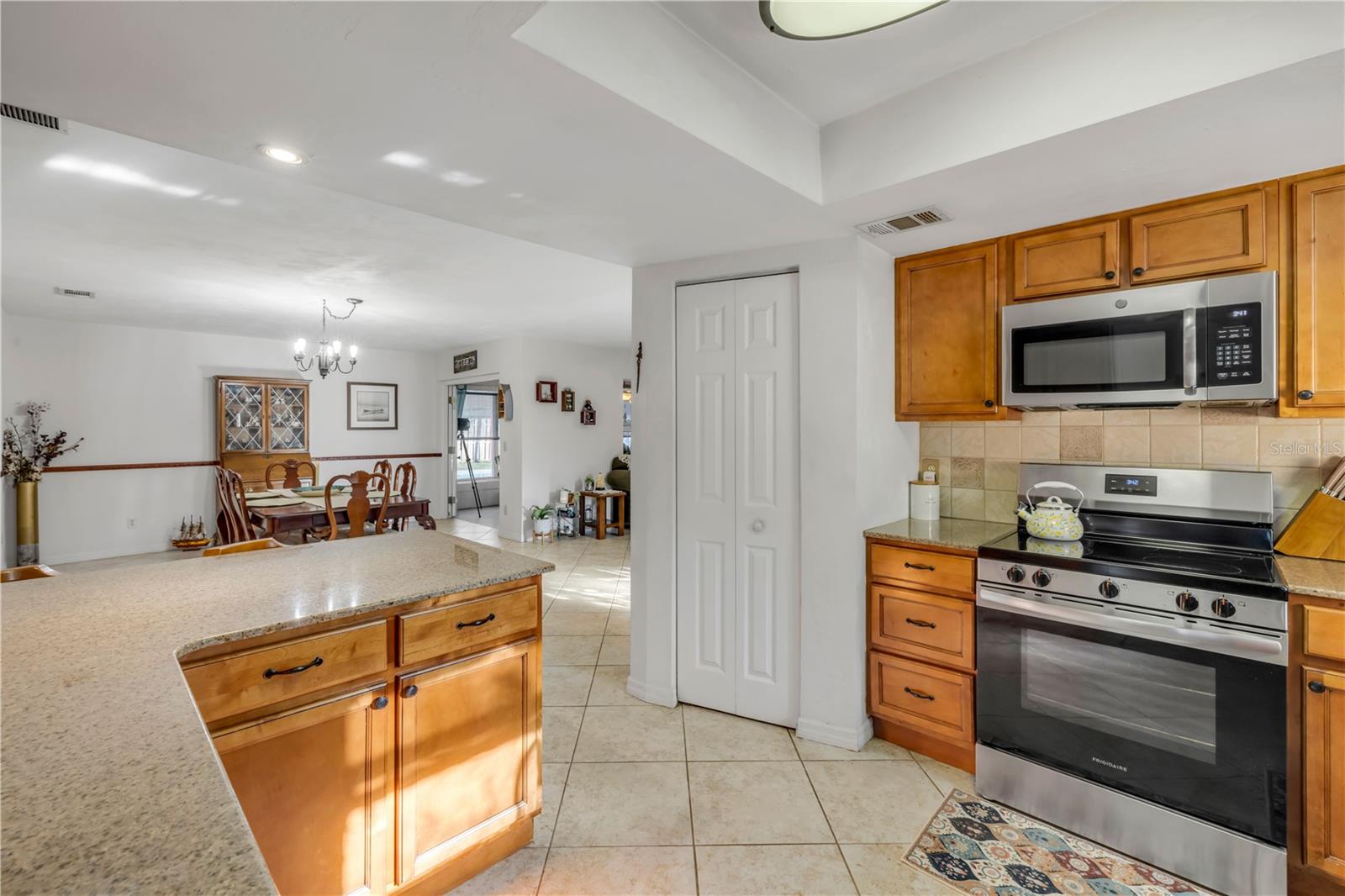 Image 12 of 33 For 2425 Travelers Palm Drive