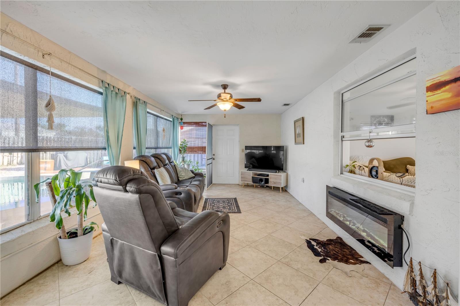 Image 13 of 33 For 2425 Travelers Palm Drive