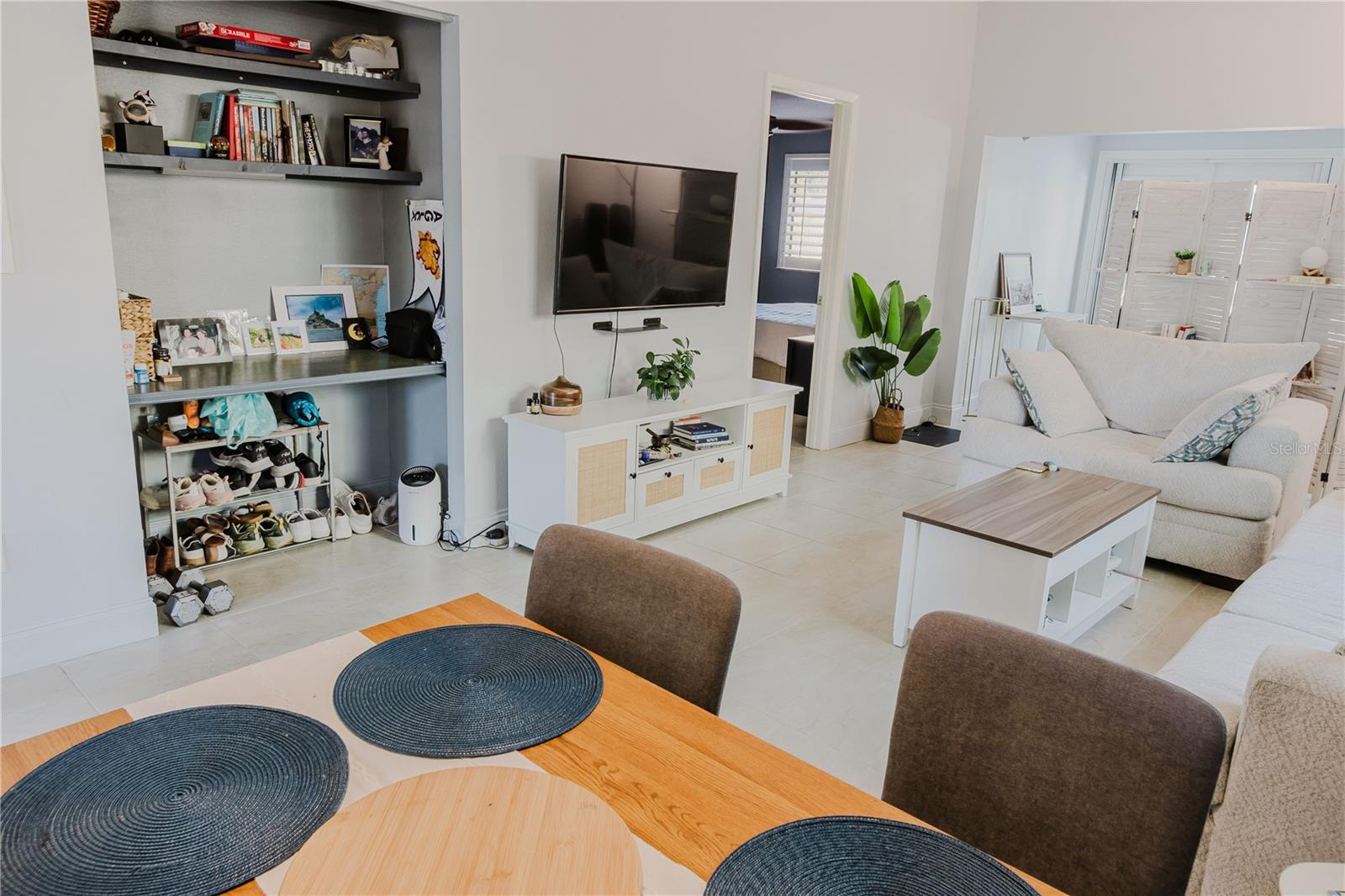 Image 28 of 41 For 163 Breezeway Court