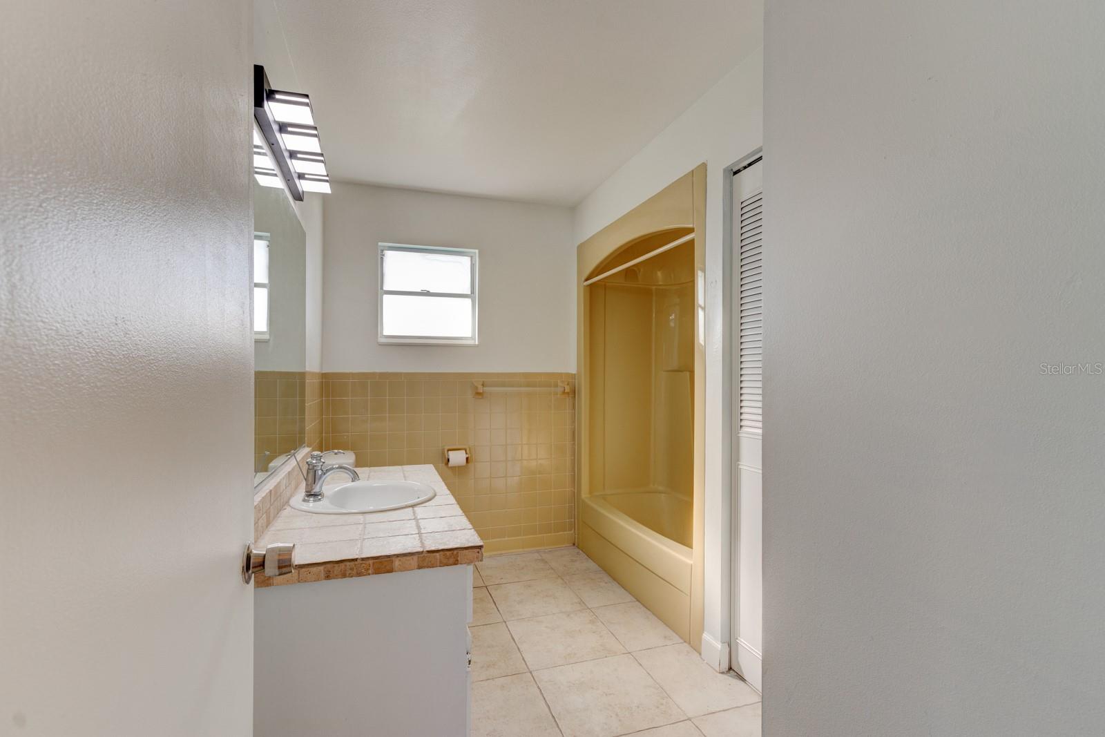 Image 18 of 34 For 922 Locust Street