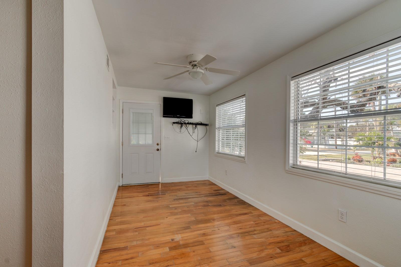 Image 21 of 34 For 922 Locust Street