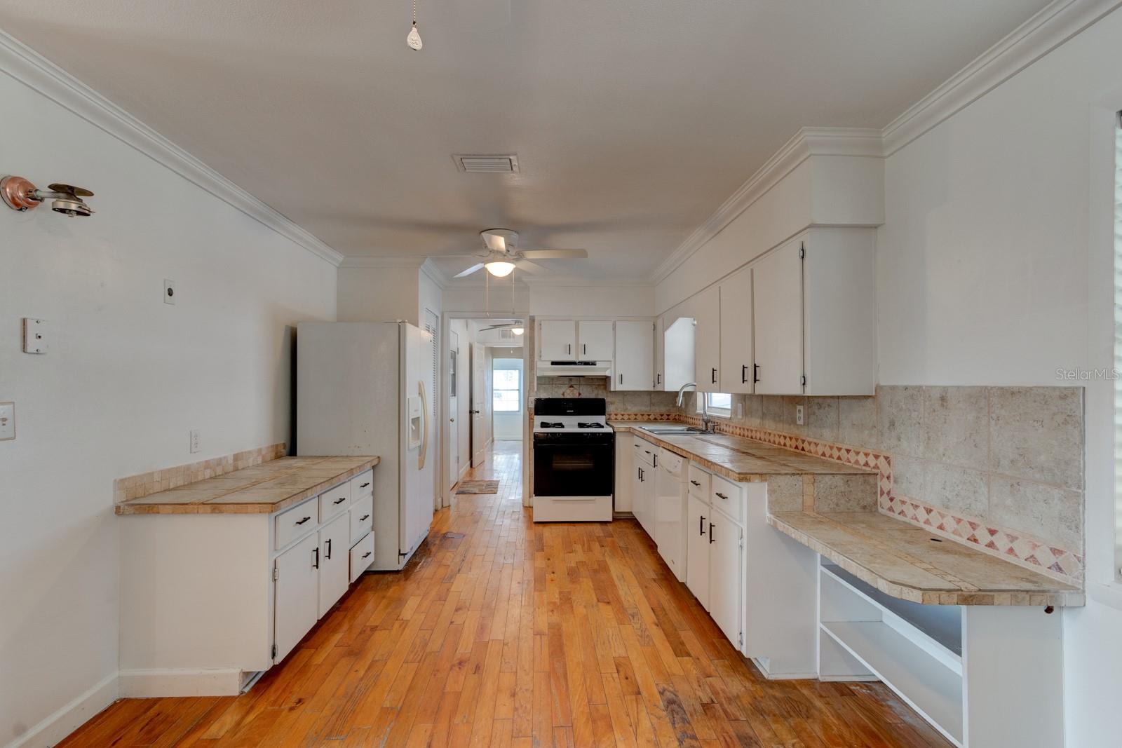 Image 8 of 34 For 922 Locust Street