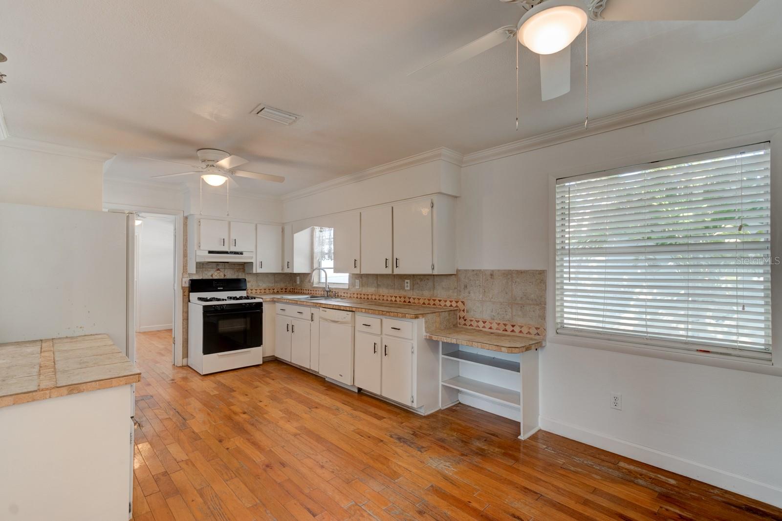 Image 9 of 34 For 922 Locust Street