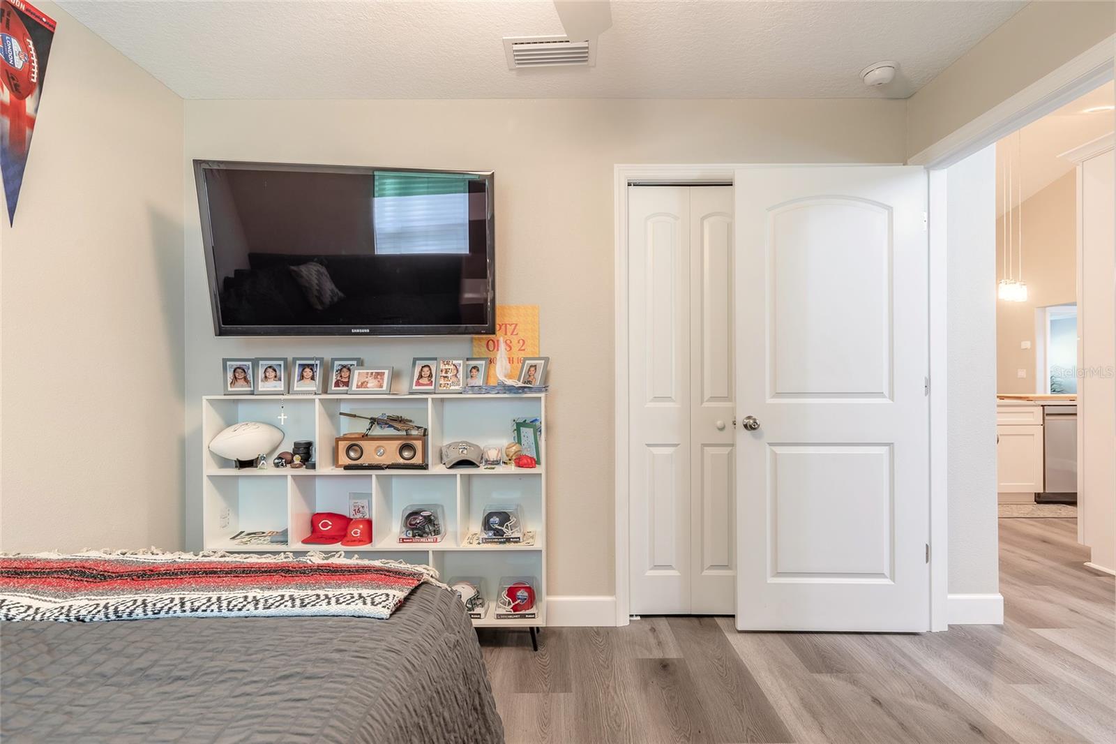 Image 8 of 50 For 4050 Golden Shores Boulevard