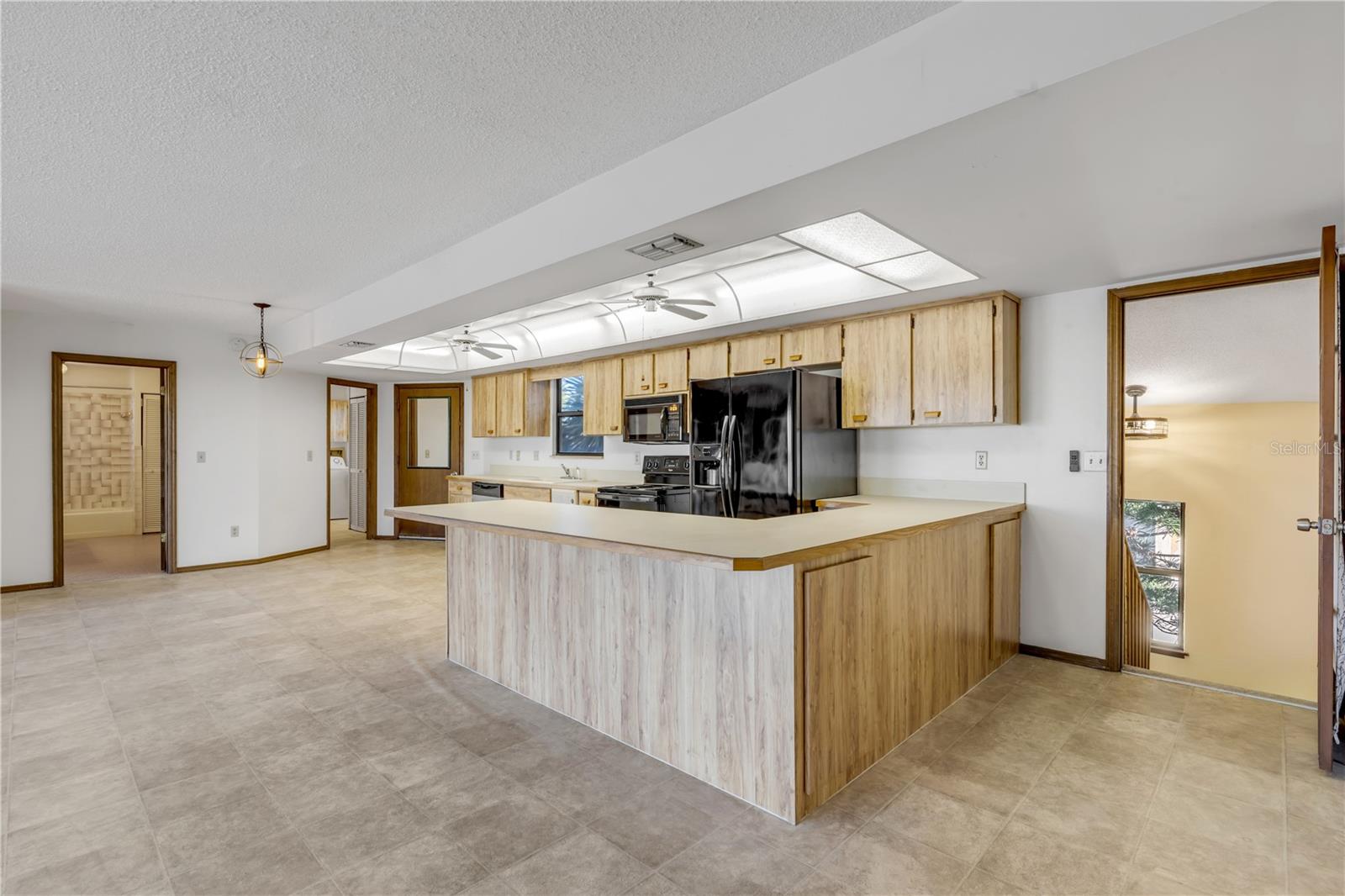 Image 4 of 99 For 824 Eel Avenue