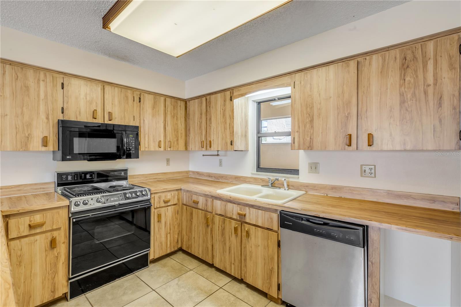 Image 42 of 99 For 824 Eel Avenue