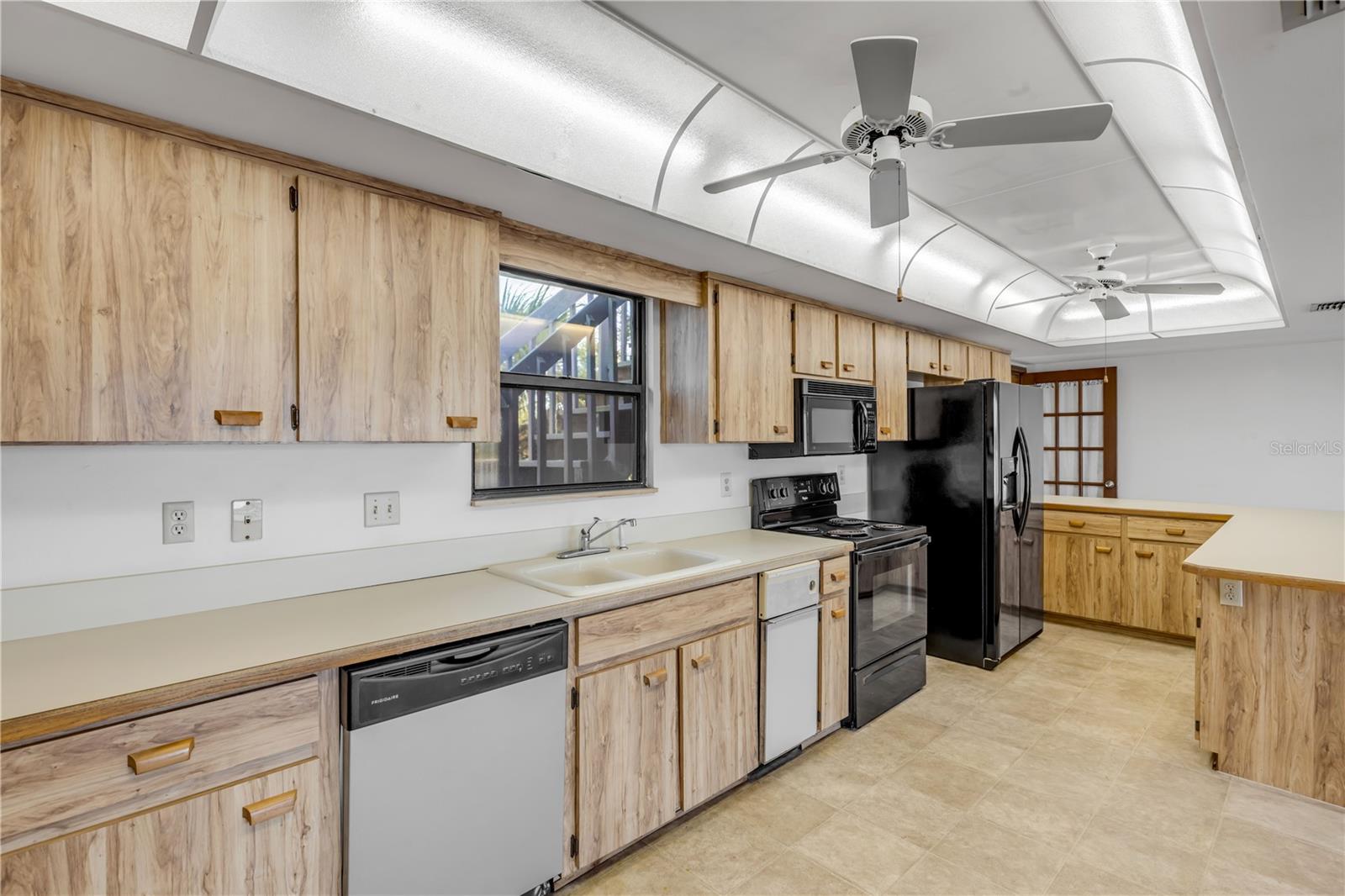 Image 7 of 99 For 824 Eel Avenue