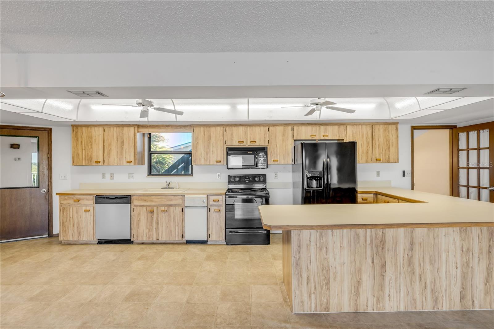 Image 8 of 99 For 824 Eel Avenue