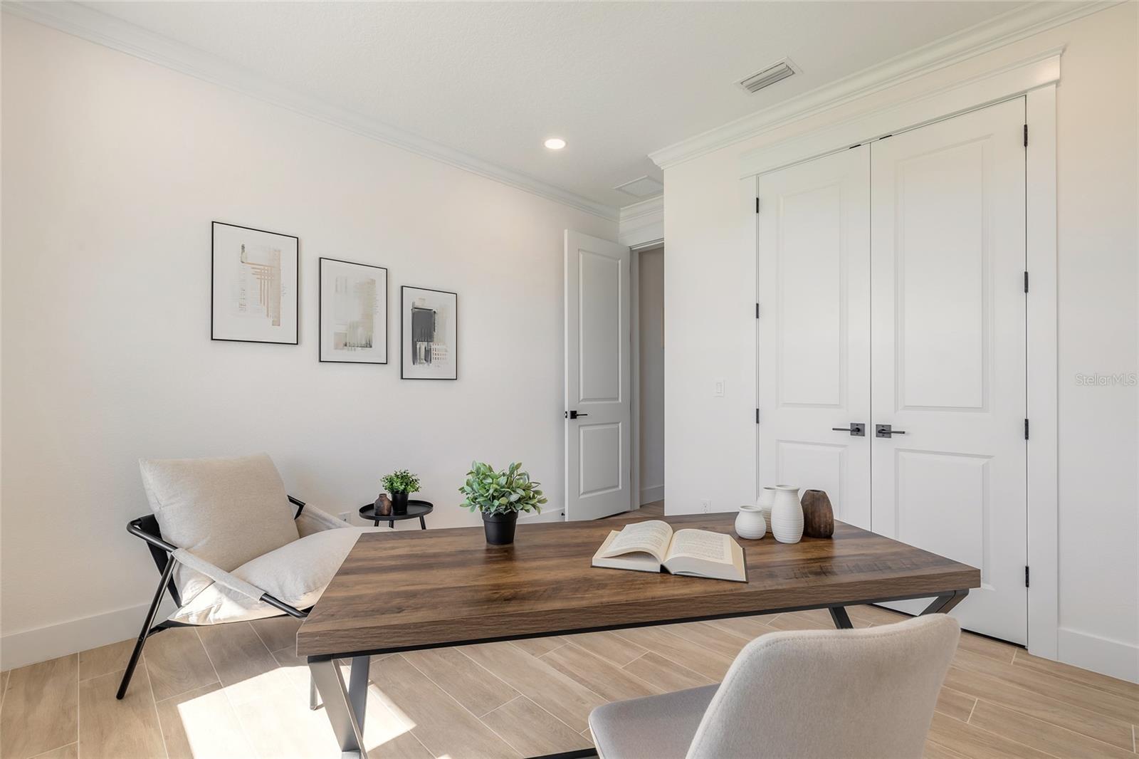 Image 14 of 26 For 704 Skylane Circle