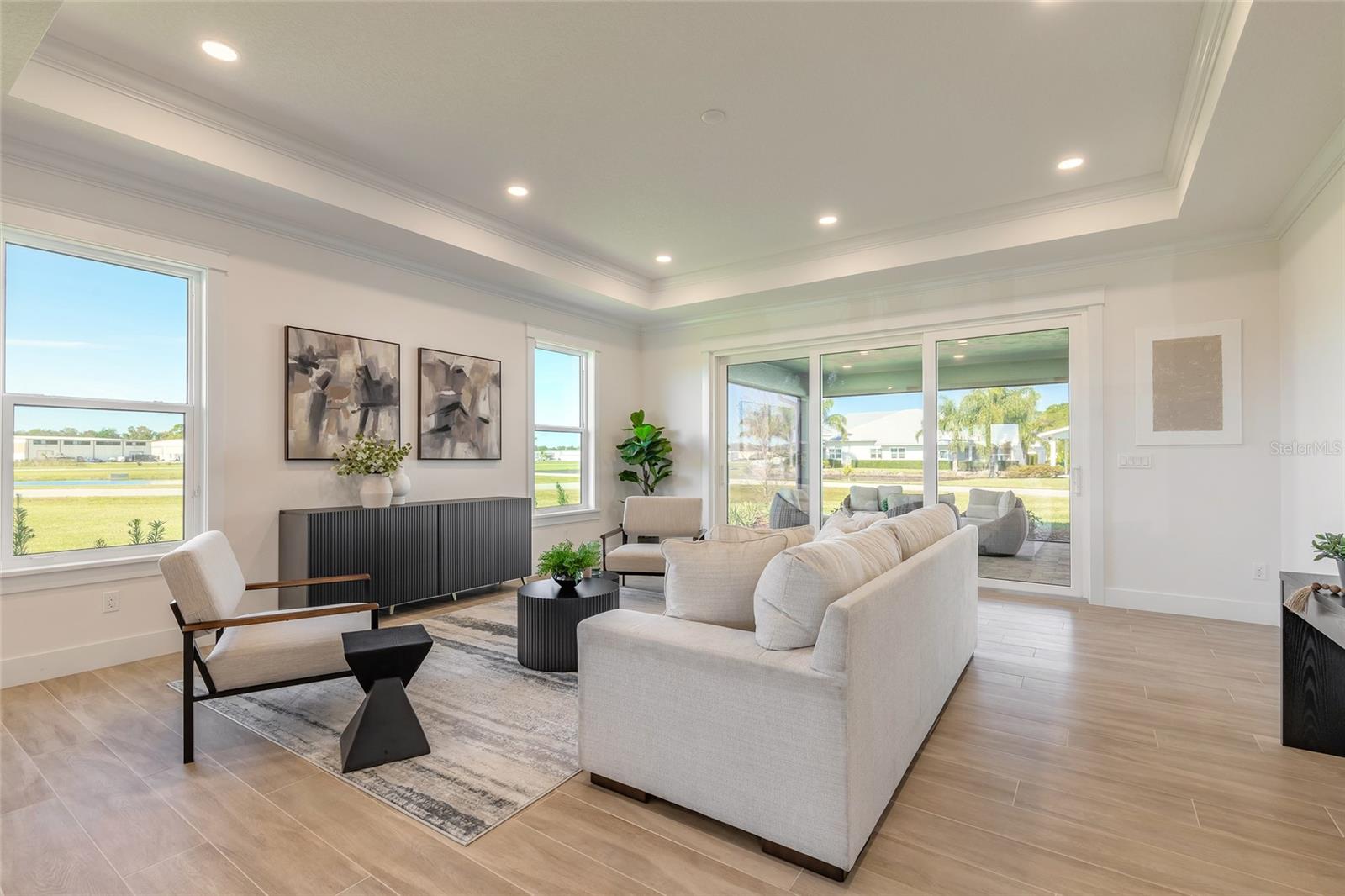 Image 8 of 26 For 704 Skylane Circle