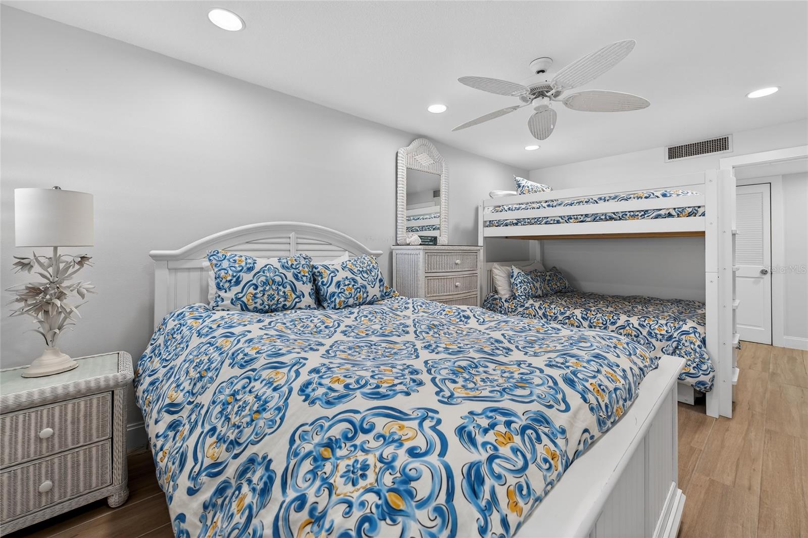 Image 25 of 38 For 4831 Saxon Drive 233