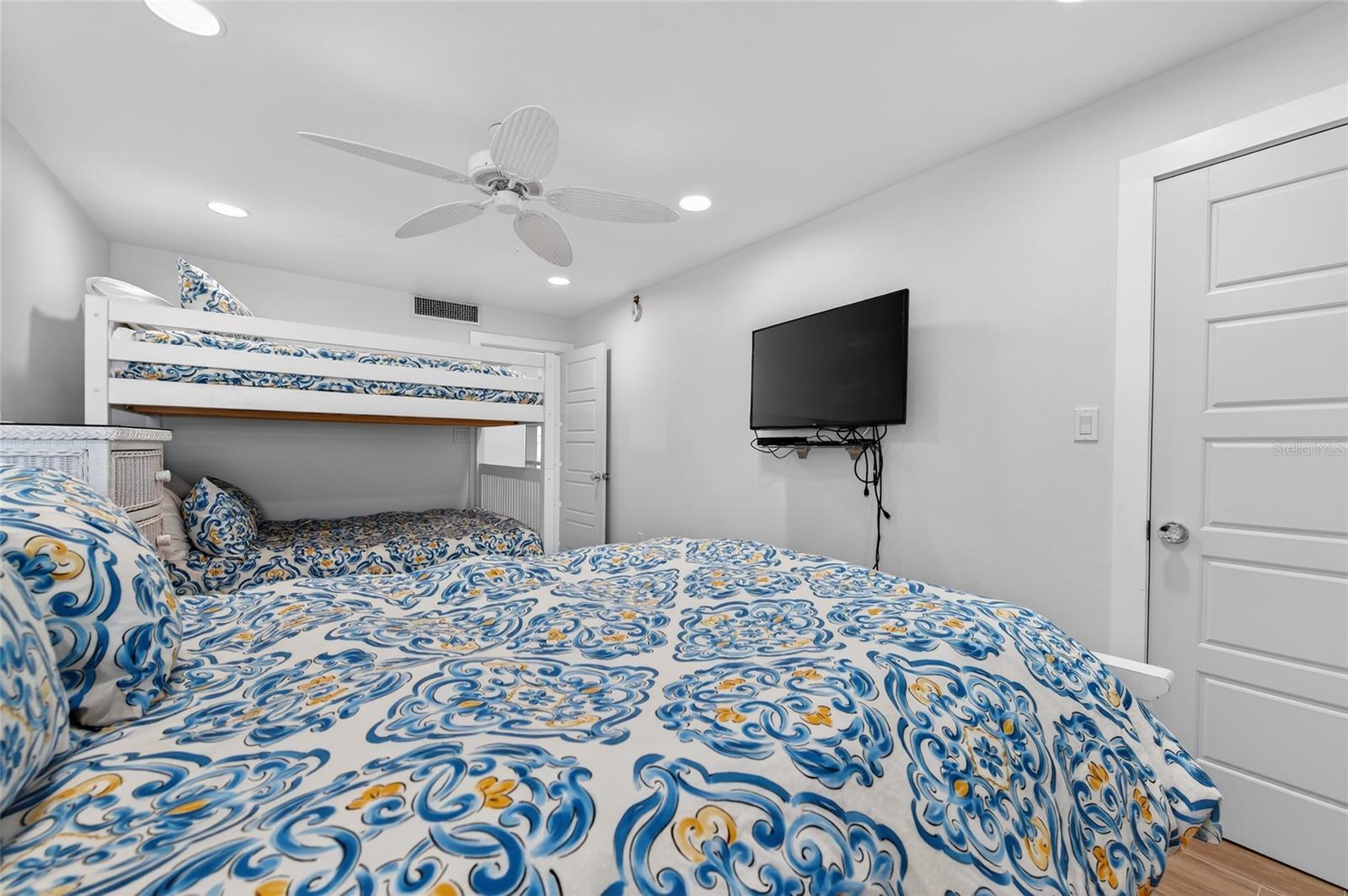 Image 26 of 38 For 4831 Saxon Drive 233