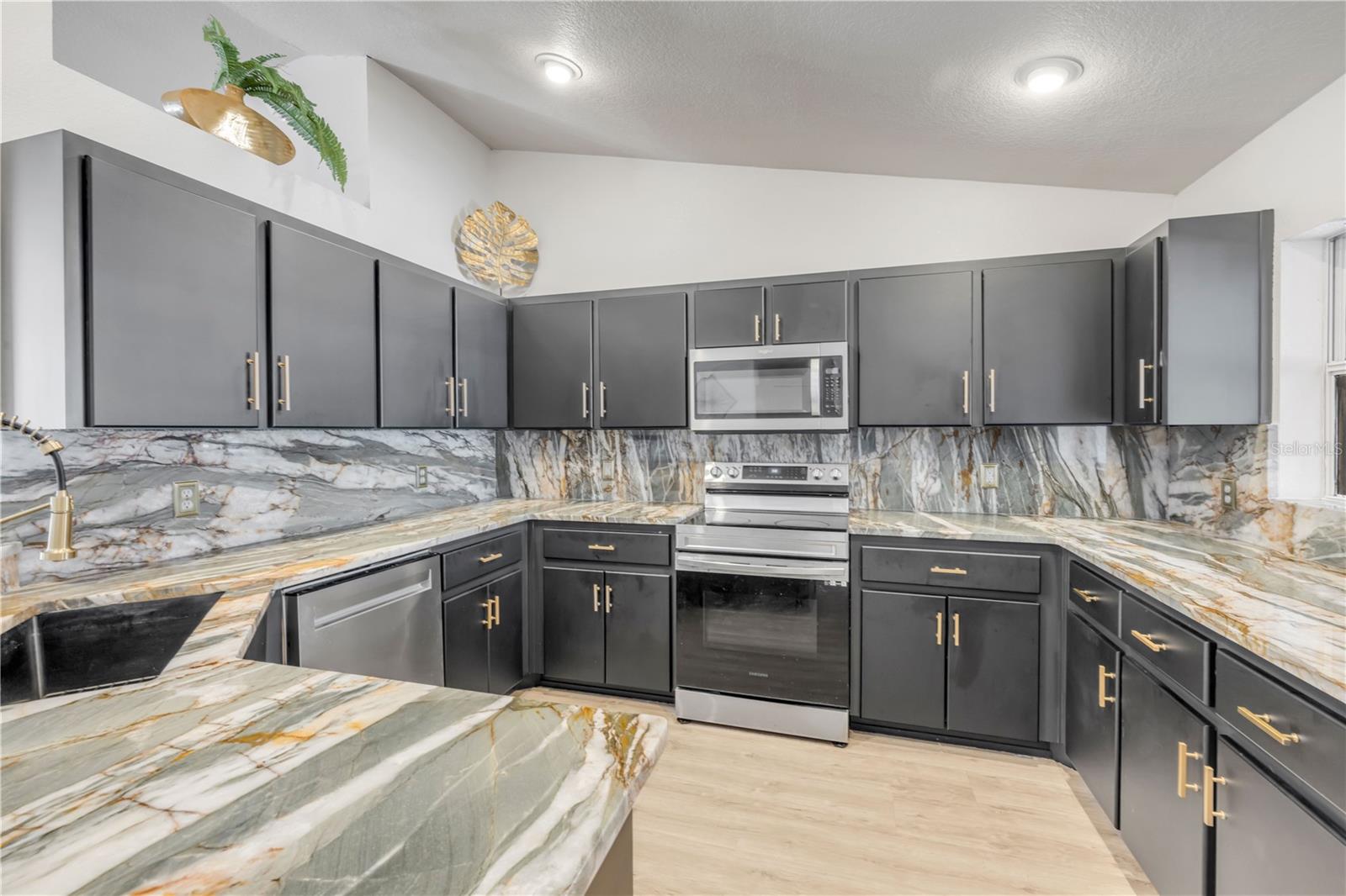 Image 18 of 51 For 223 Ariel Road