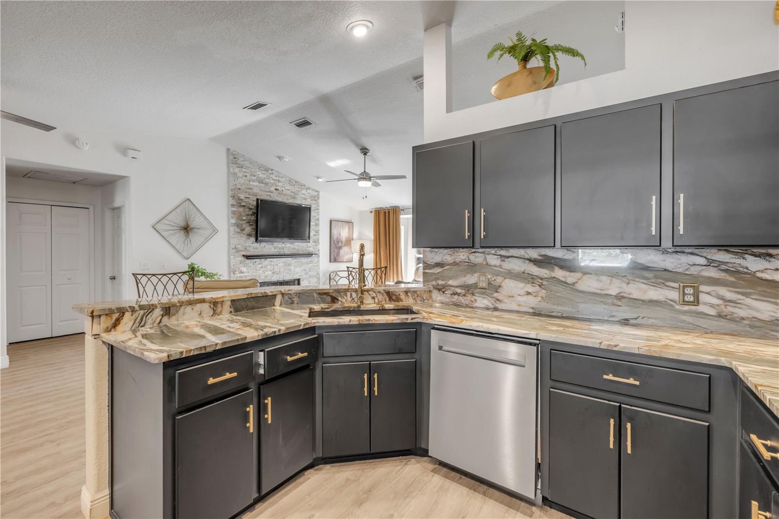 Image 21 of 51 For 223 Ariel Road