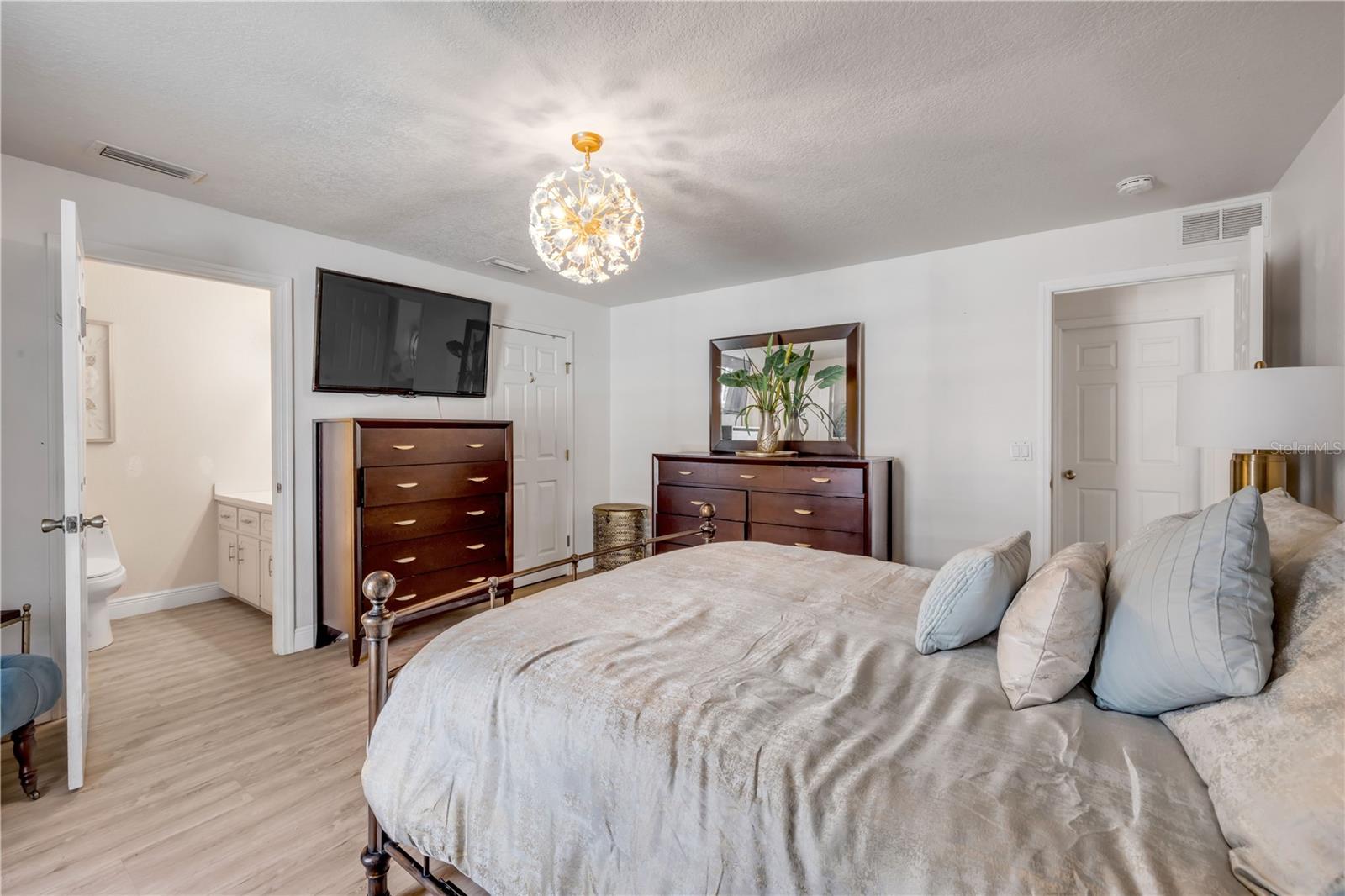 Image 26 of 51 For 223 Ariel Road