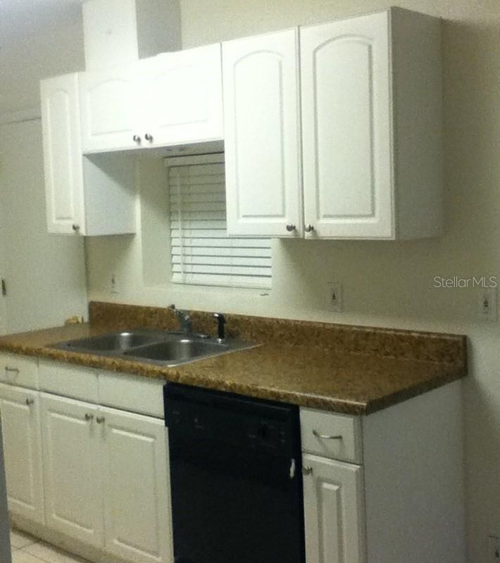 Image 10 of 37 For 486 Oak Street