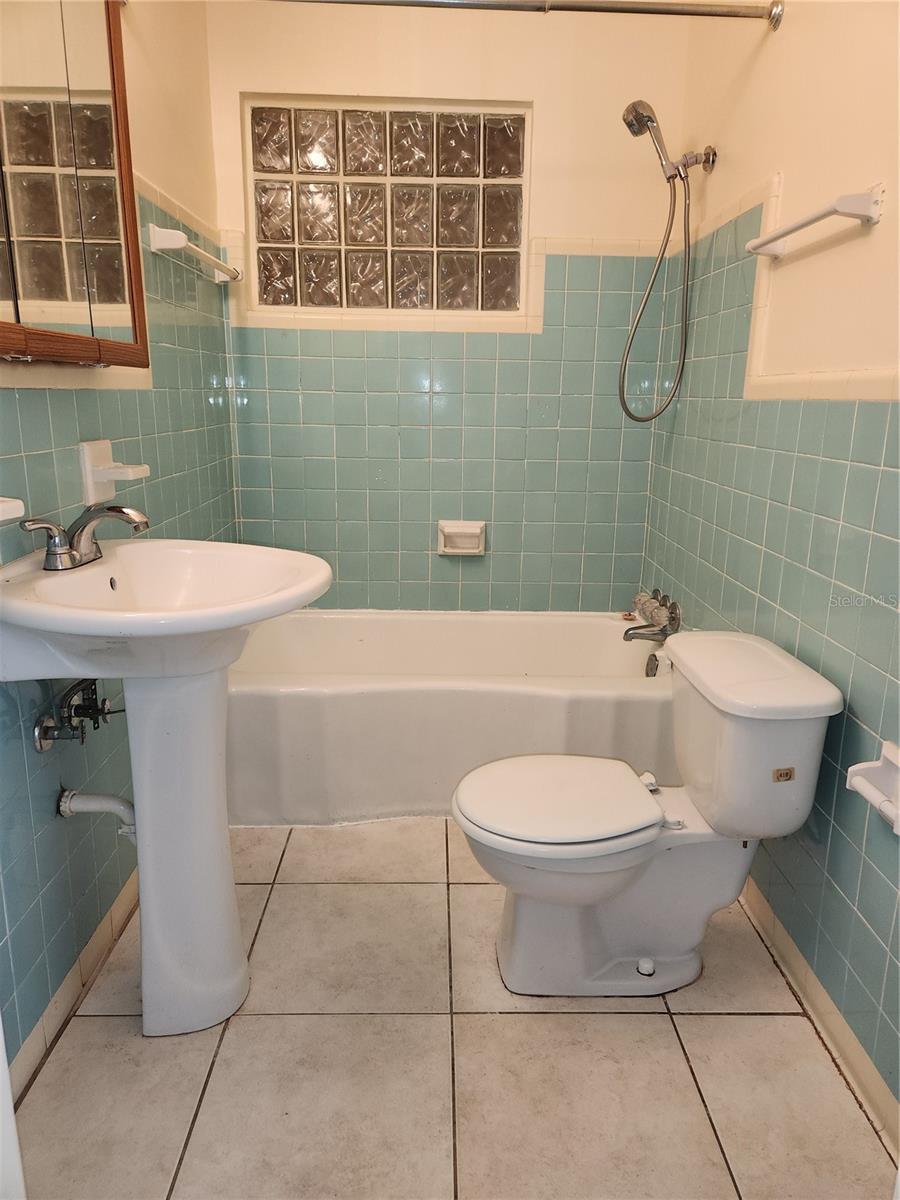 Image 15 of 37 For 486 Oak Street