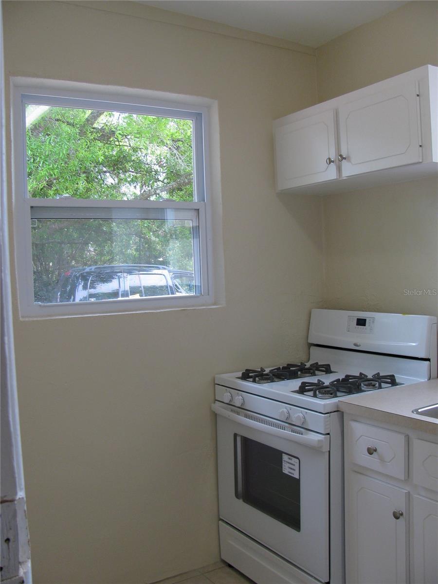 Image 20 of 37 For 486 Oak Street