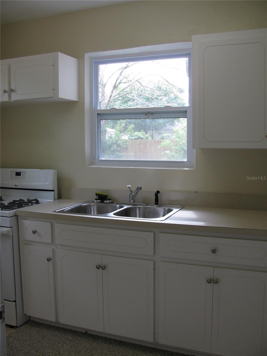 Image 21 of 37 For 486 Oak Street